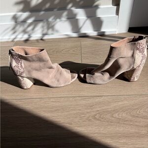 Stylish grey/Tan Peep-Toe Ankle Boots